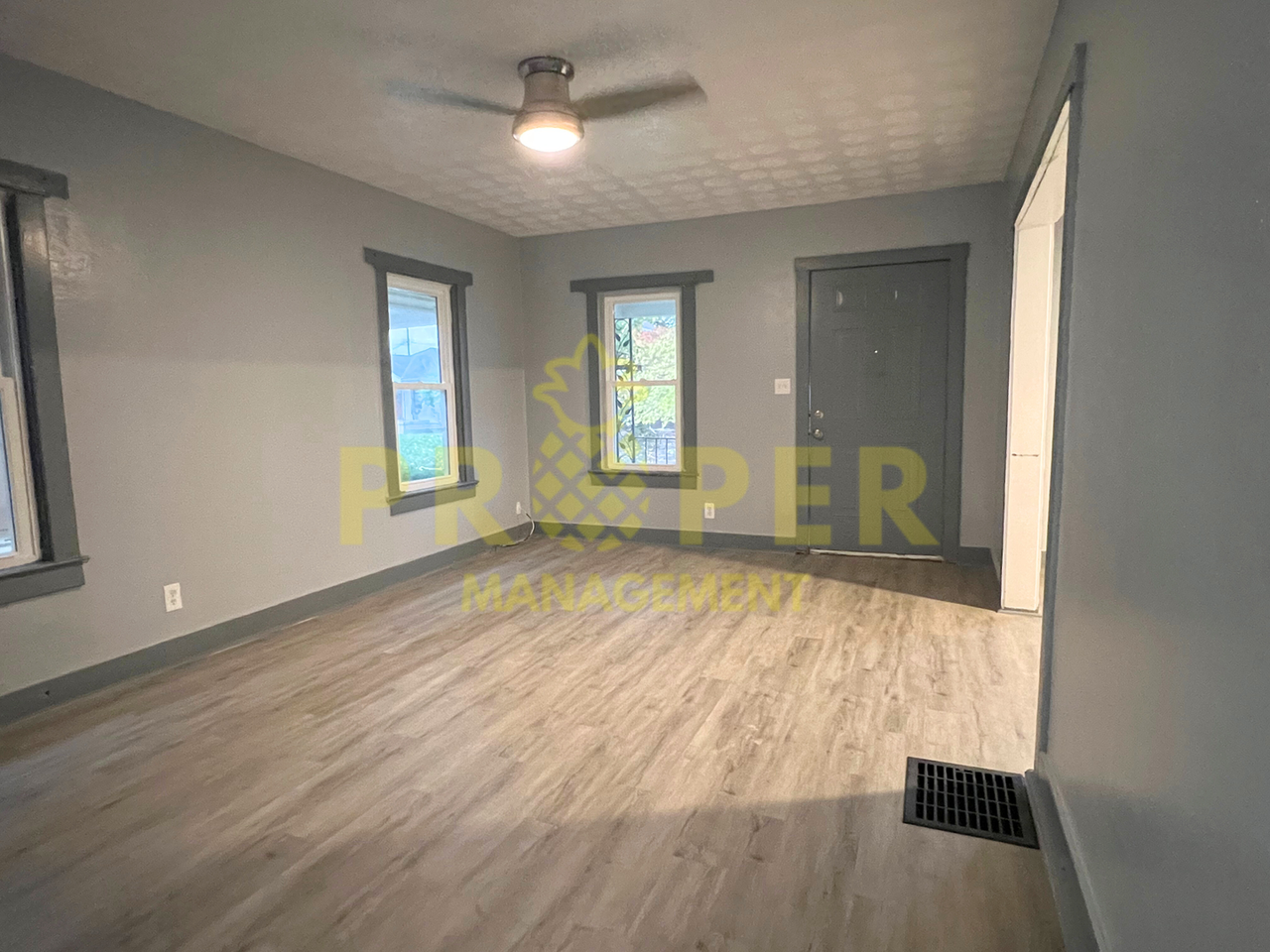 424 Shoop Ave - Photo 3 of 8