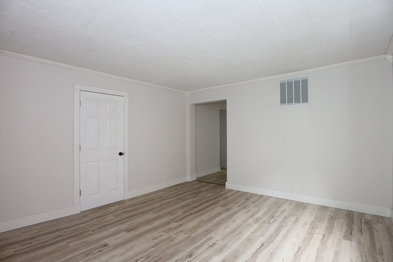1110 E Vaile Ave - Photo 3 of 23