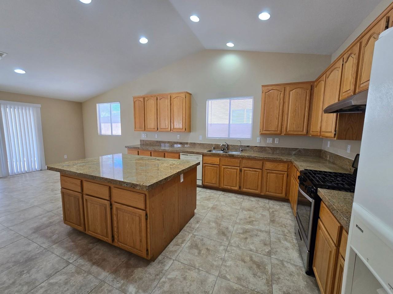 9517 Kelly Creek Ave - Photo 6 of 34