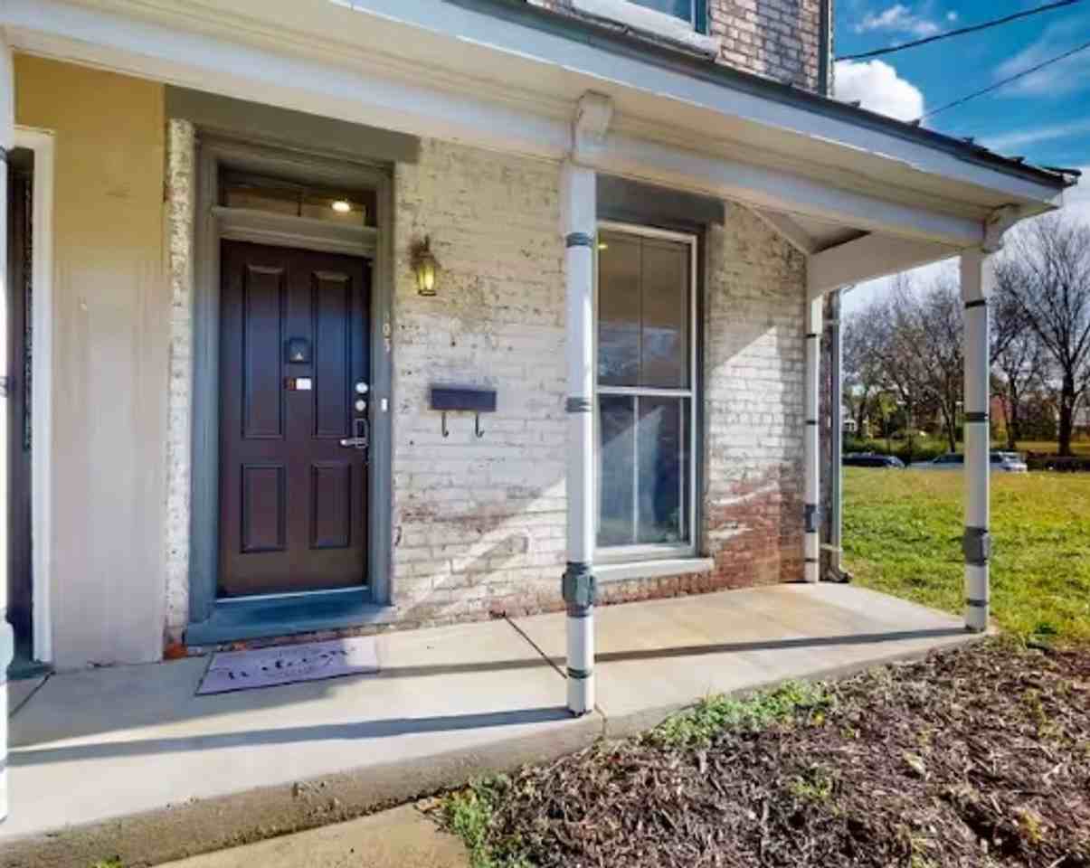 805 Mosby St - Photo 2 of 19