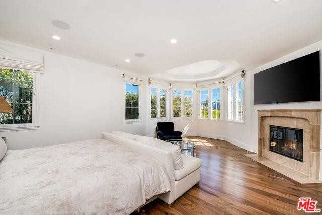700 Alma Real Dr - Photo 3 of 8