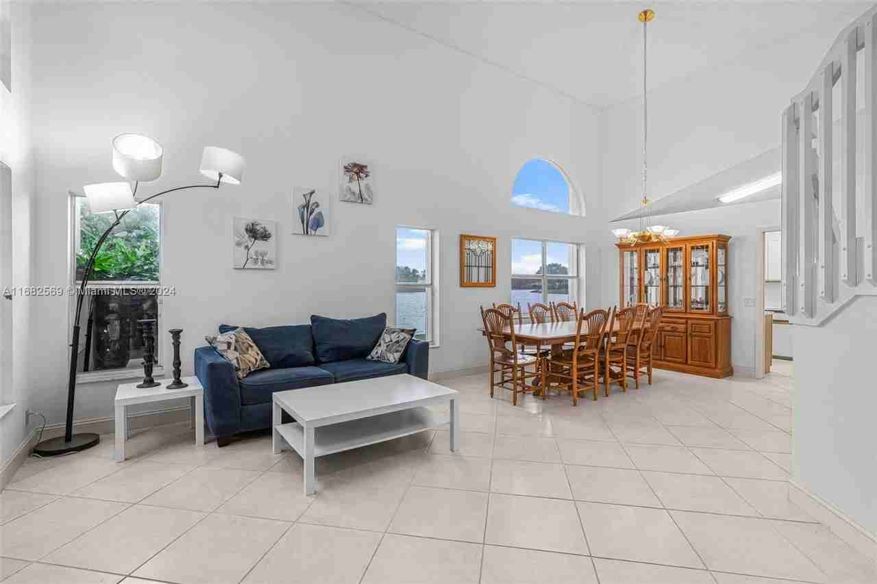 2873 Oak Park Cir - Photo 3 of 8