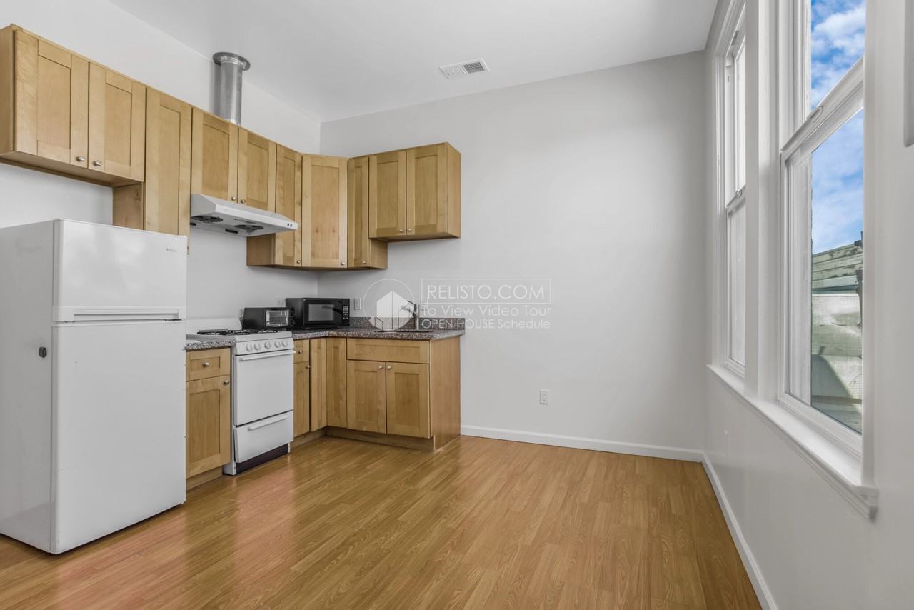 3158 24th St #5 - Photo 3 of 8