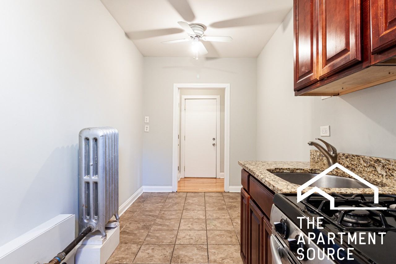 544 W Surf St #W3 - Photo 2 of 8