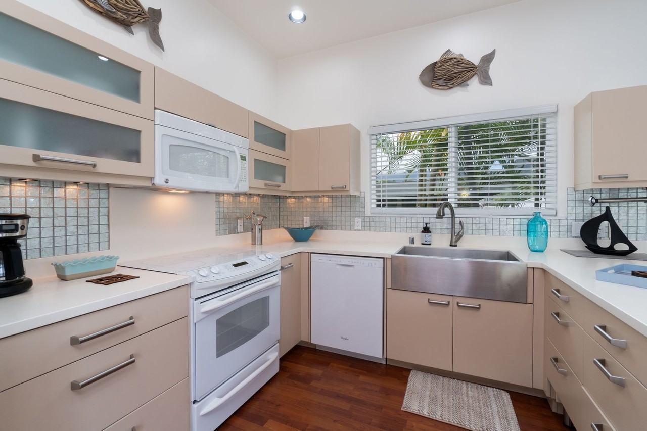1087 Keolu Dr - Photo 4 of 25