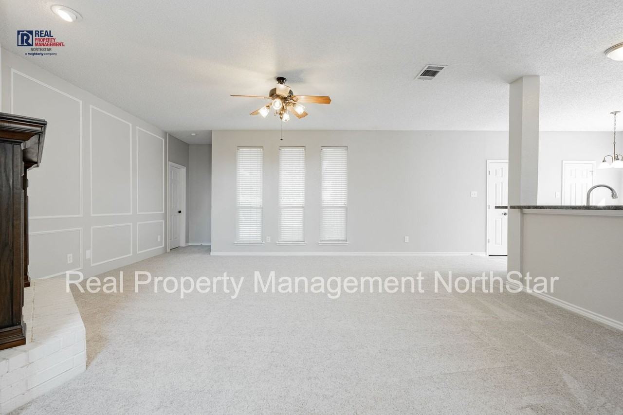 920 Dogwood Ln - Photo 2 of 37