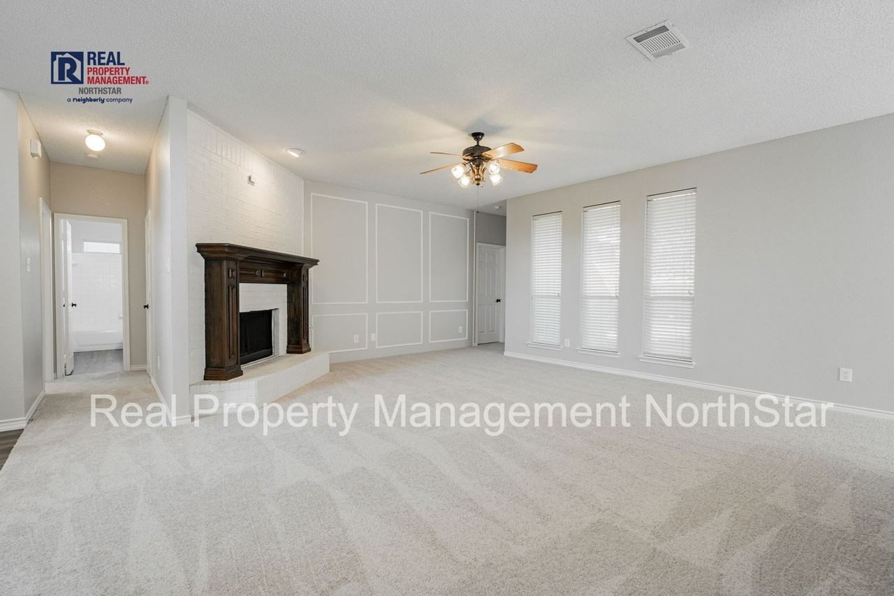 920 Dogwood Ln - Photo 3 of 37