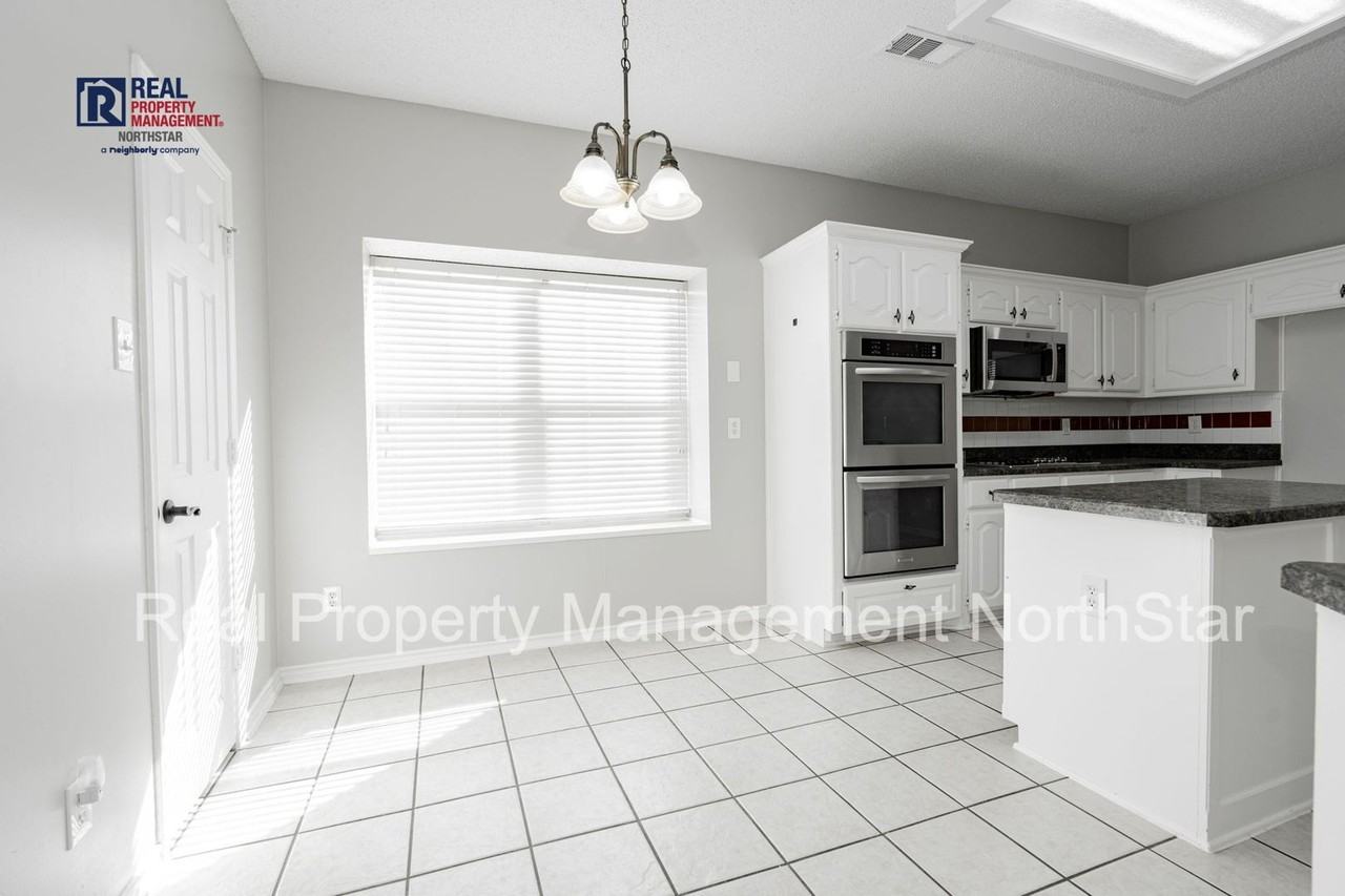 920 Dogwood Ln - Photo 5 of 37