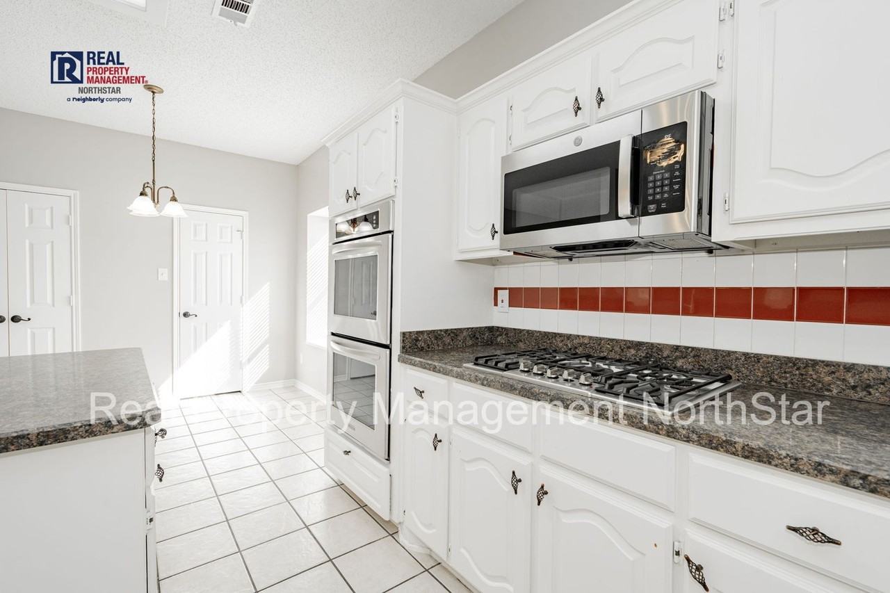 920 Dogwood Ln - Photo 6 of 37