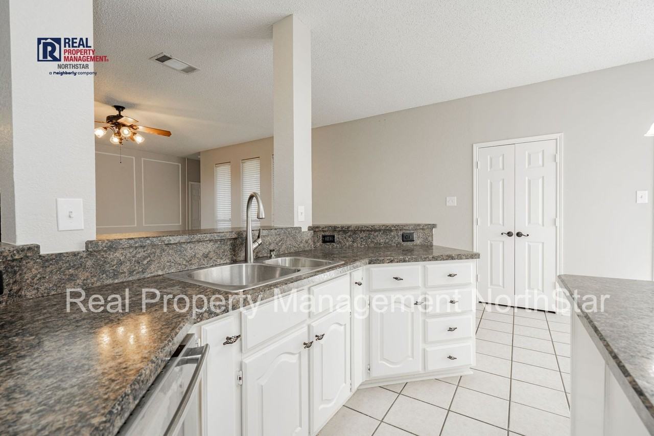 920 Dogwood Ln - Photo 7 of 37