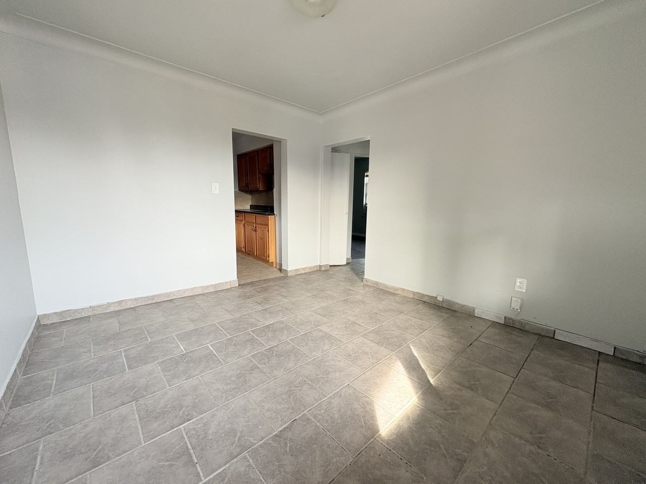 1240 Niagara St - Photo 2 of 12