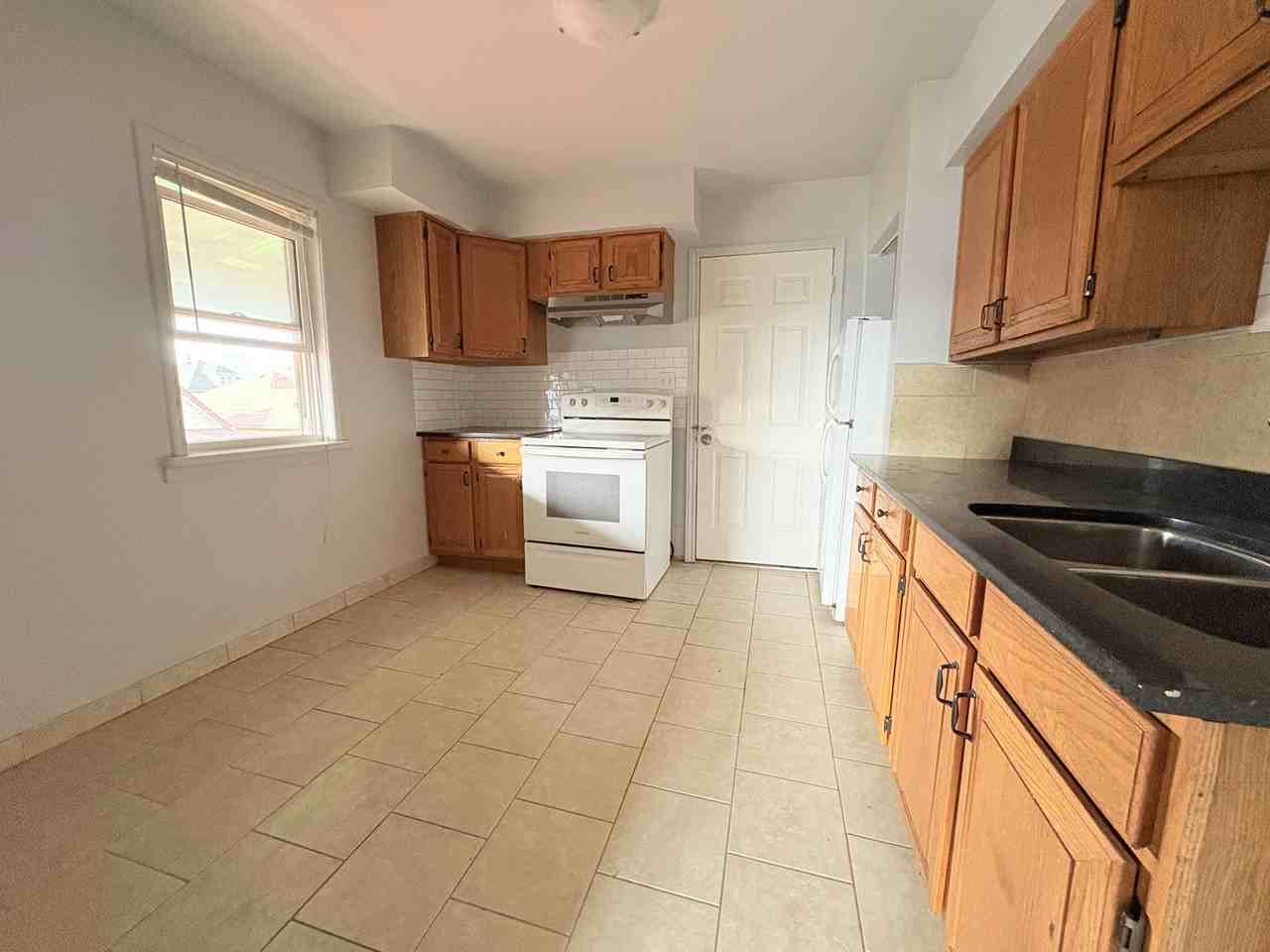 1240 Niagara St - Photo 3 of 12