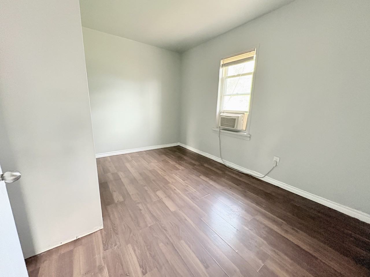 1240 Niagara St - Photo 5 of 12