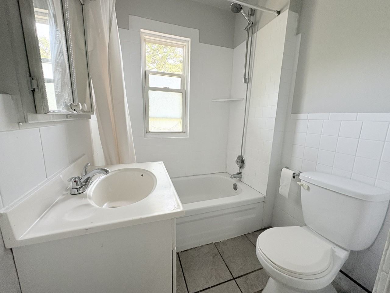 1240 Niagara St - Photo 7 of 12