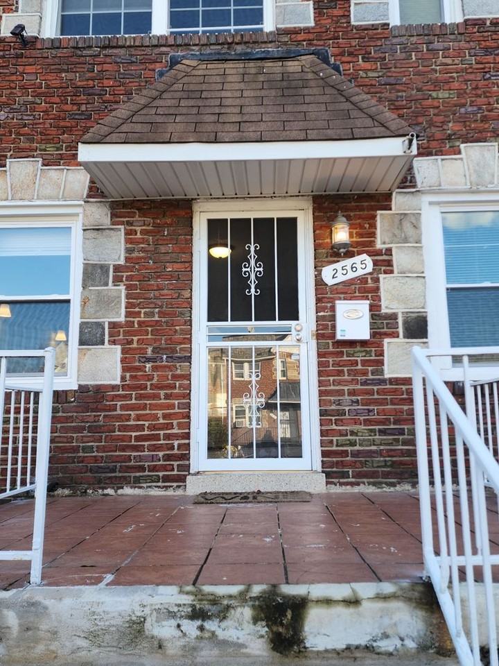 2565 Arunah Ave - Photo 2 of 18