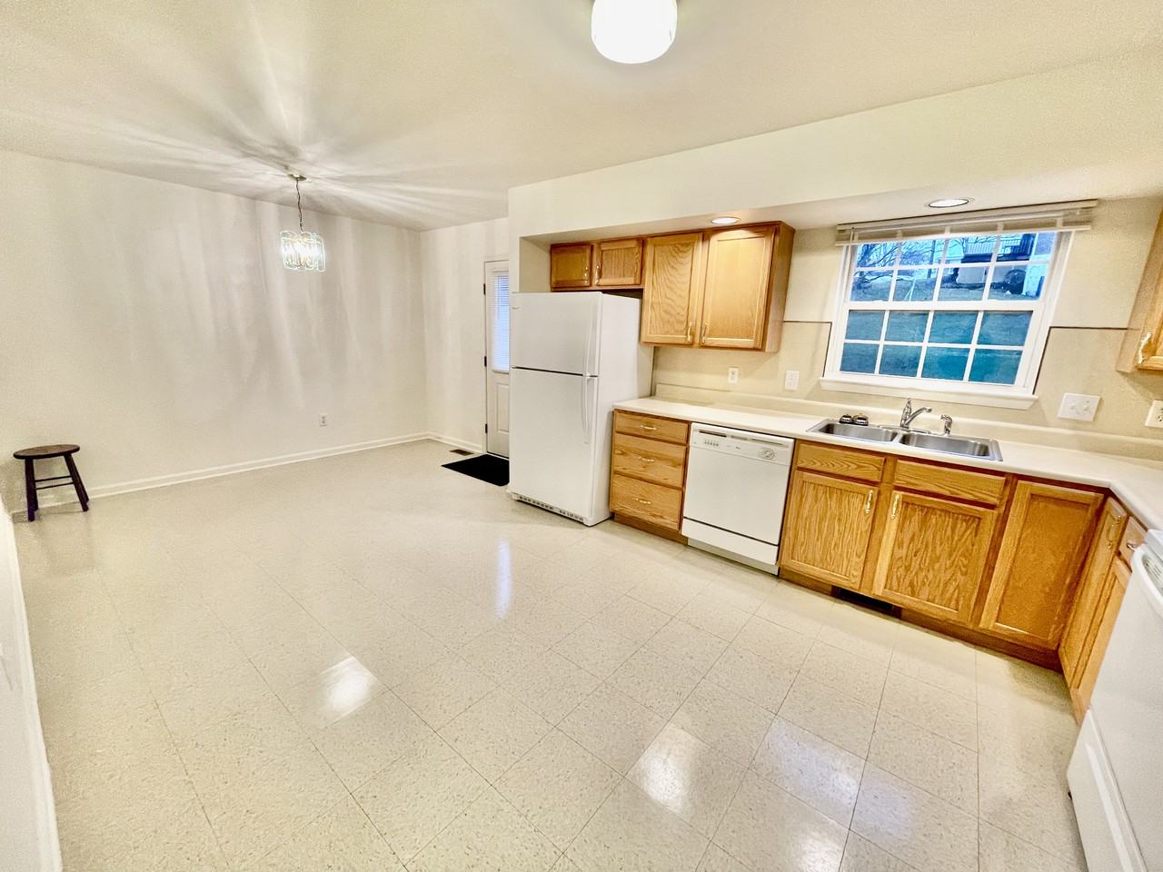 206 Lester Court - Photo 2 of 26