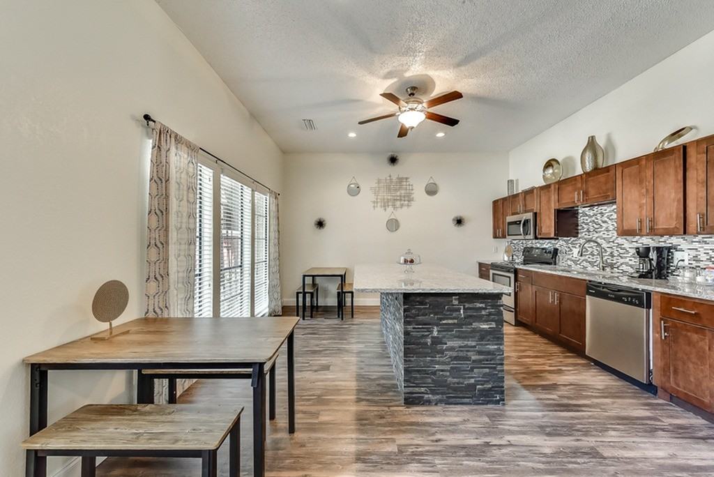 Luna - Photo 7 of 79