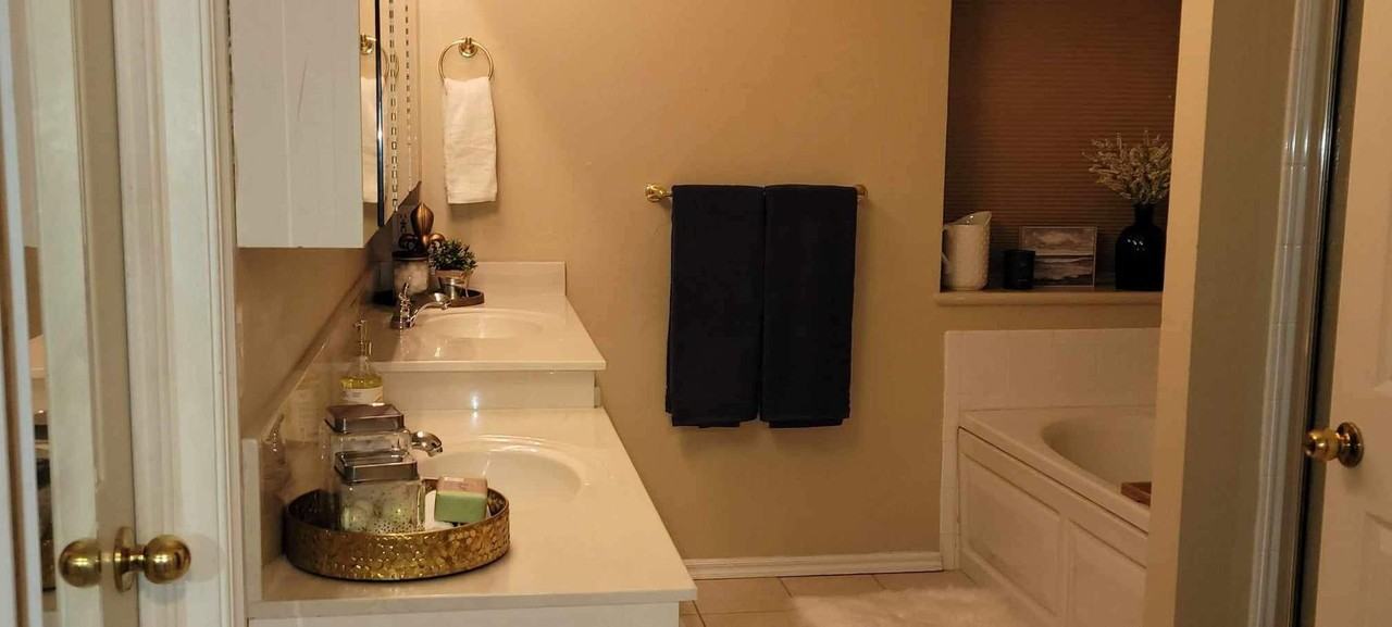 8304 Nw 83rd St - Photo 4 of 23