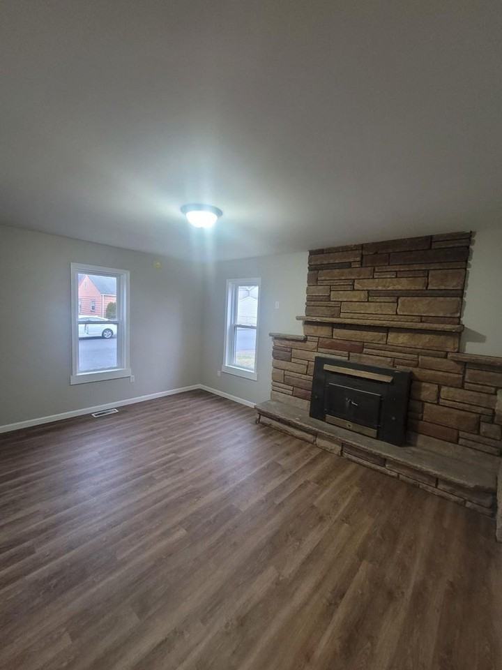 722 Clark St - Photo 2 of 15