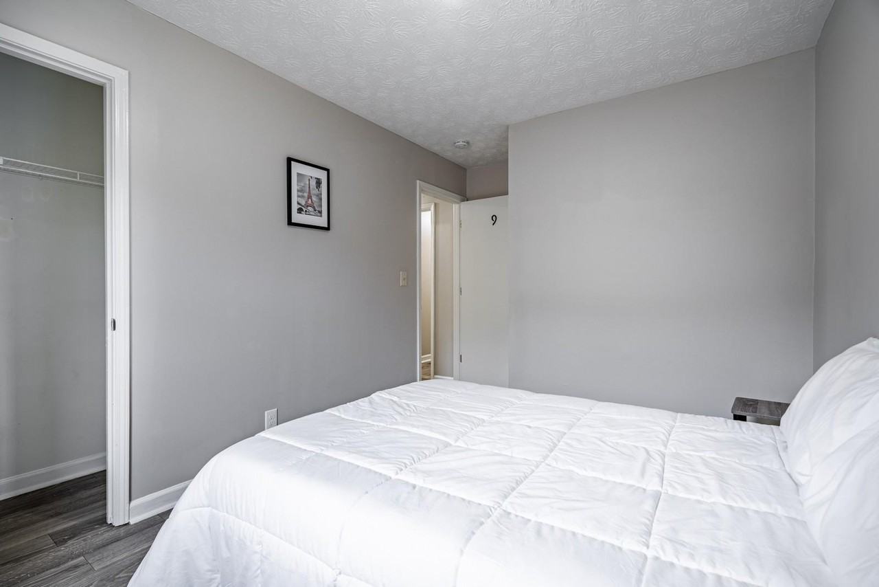 Candler Woods Dr - Photo 7 of 10