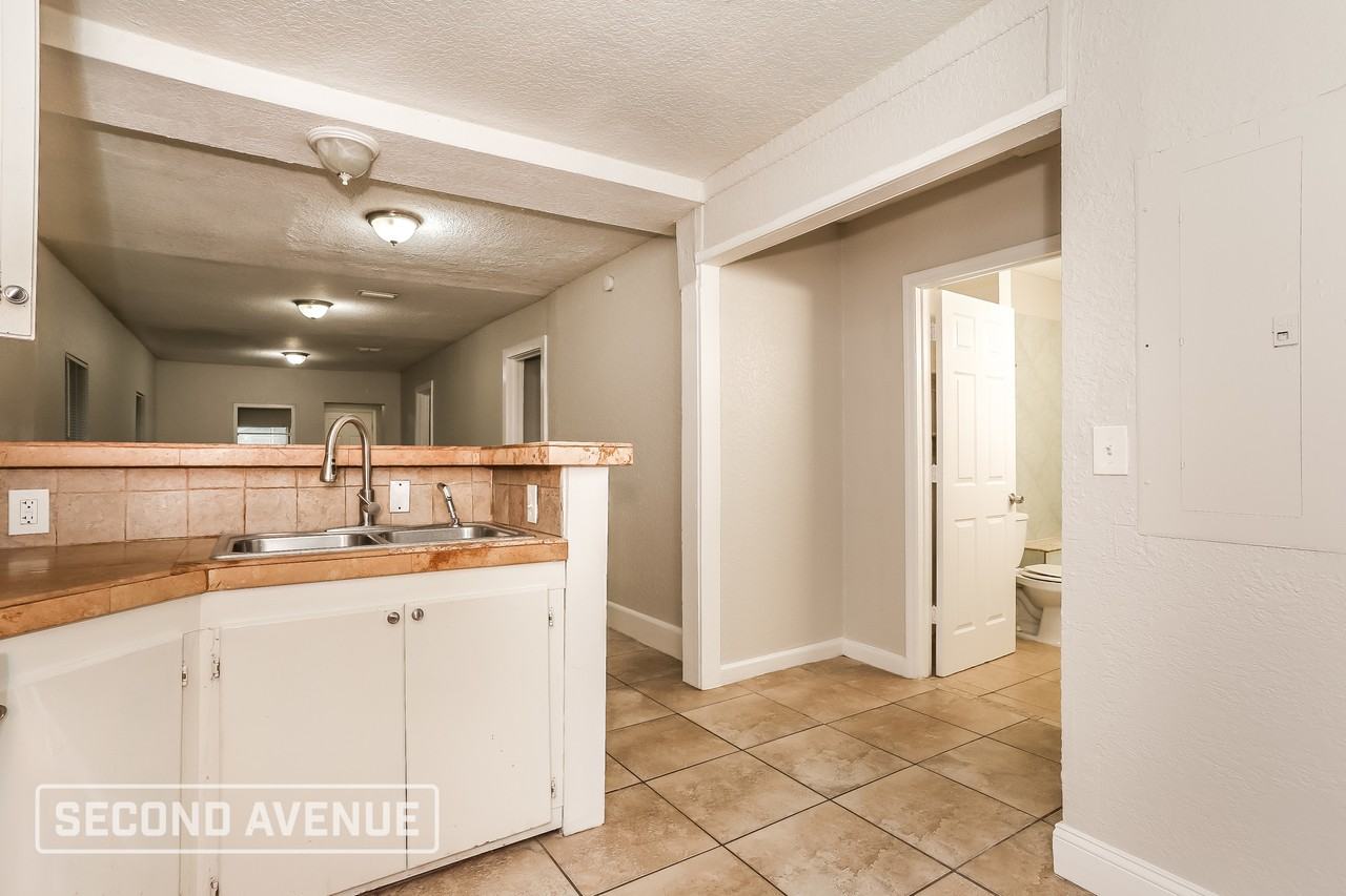 2121 Broadway Ave - Photo 4 of 24