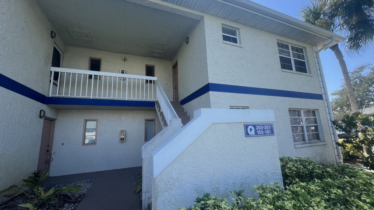 1524 Southeast Royal Green Circle #Q101