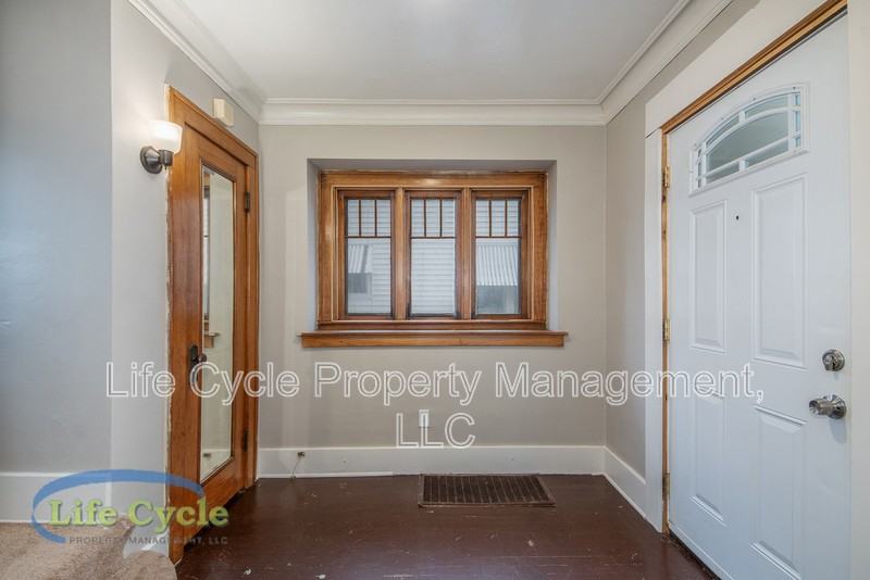 1047 Evergreen St Se - Photo 2 of 17