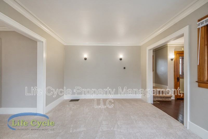 1047 Evergreen St Se - Photo 3 of 17