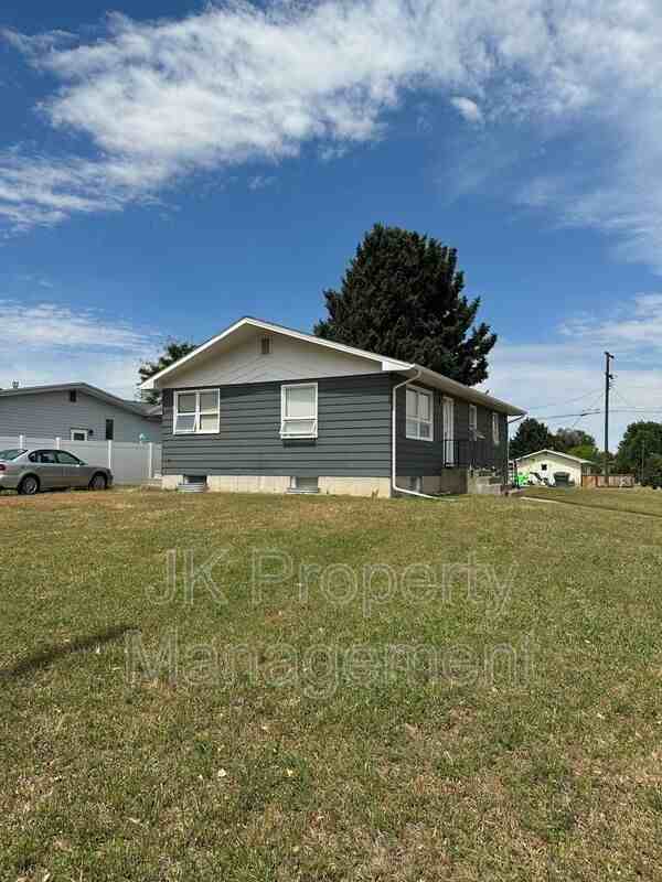 1725 15th Ave S #B - Photo 4 of 17