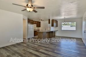 featured image of 208 E Park Ave