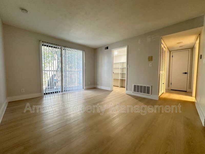 3331 Holdrege St #10 - Photo 3 of 7