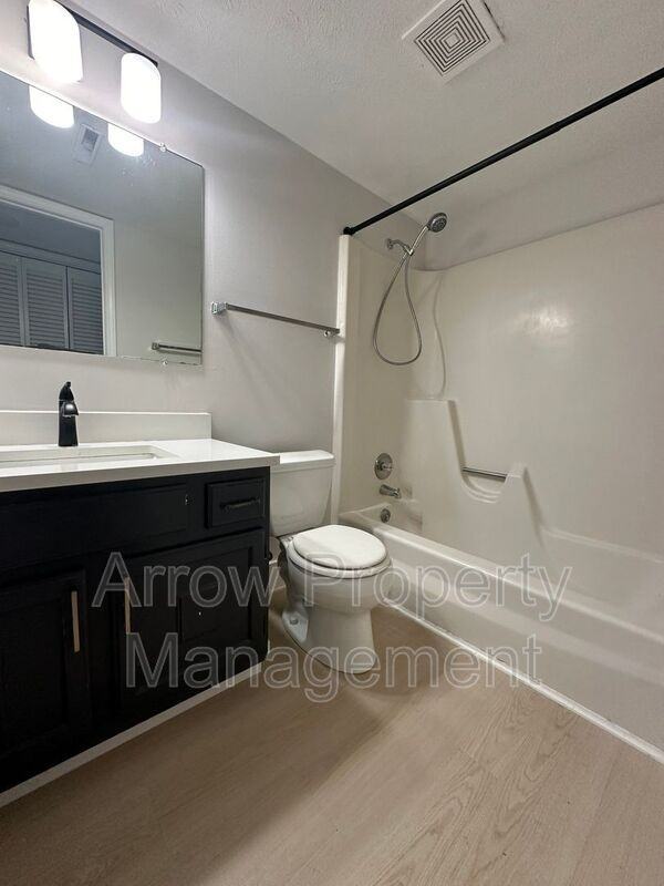 3331 Holdrege St #10 - Photo 5 of 7