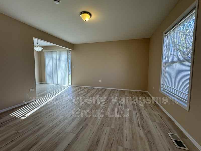 1062 Hampton Harbor Dr - Photo 7 of 20
