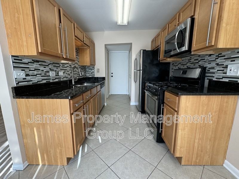 1062 Hampton Harbor Dr - Photo 4 of 20
