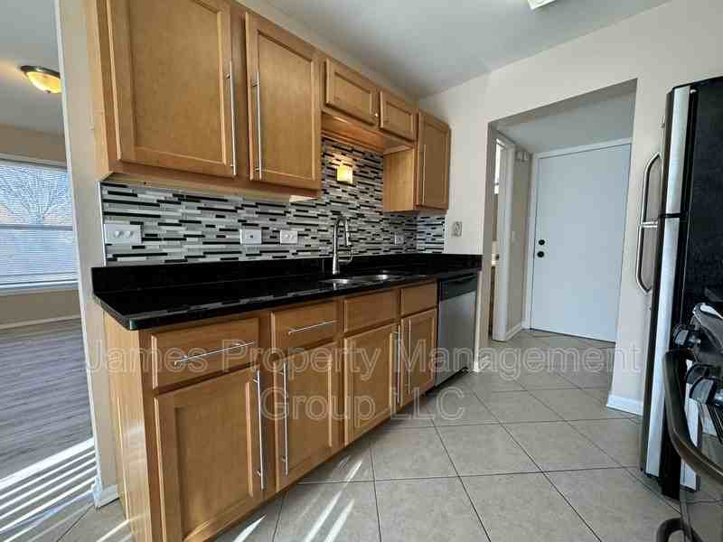 1062 Hampton Harbor Dr - Photo 5 of 20