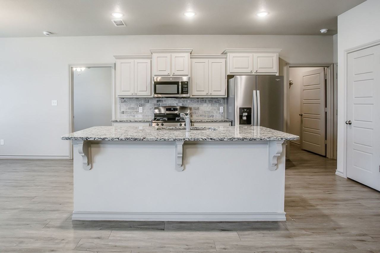 7518 88th St - Photo 3 of 18