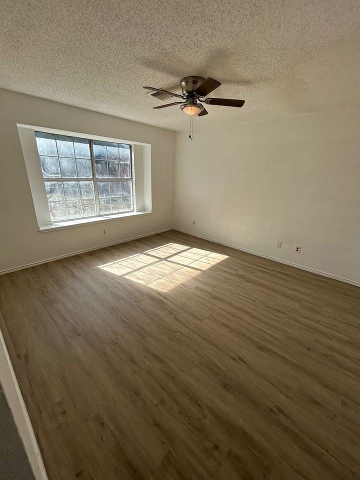 815 Shady Brook Ln - Photo 6 of 29