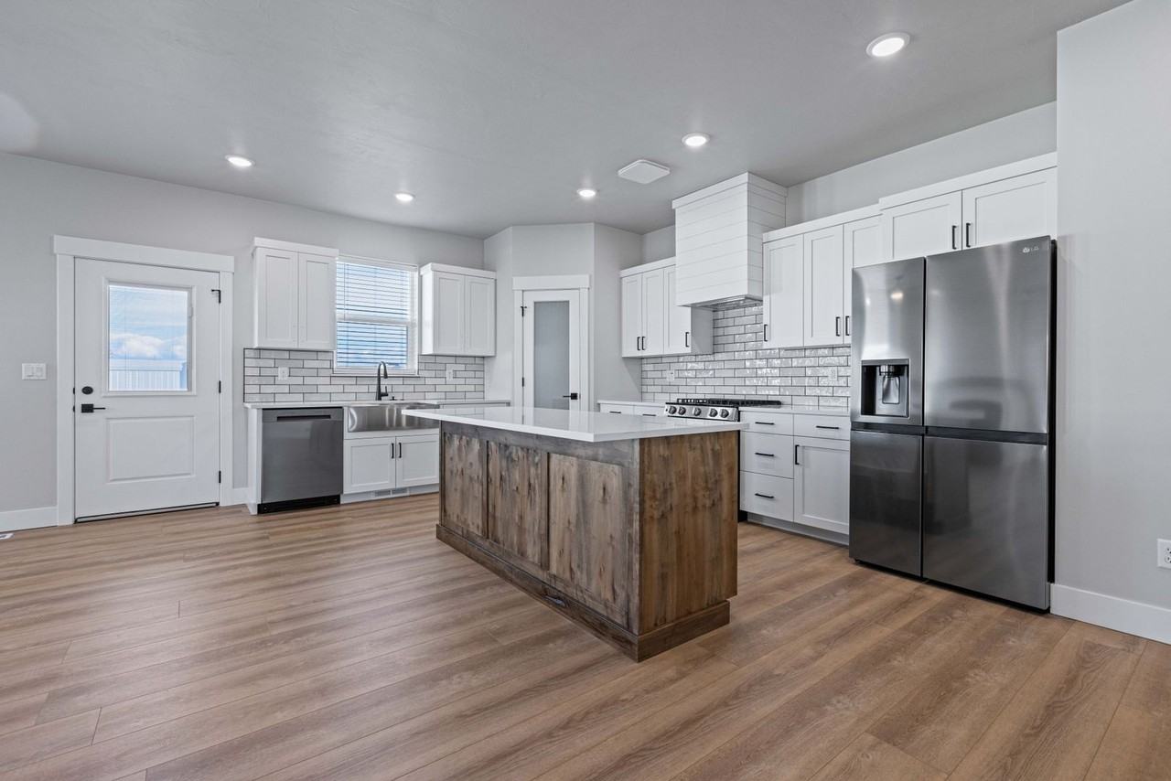 529 S Cutler Ave - Photo 3 of 30