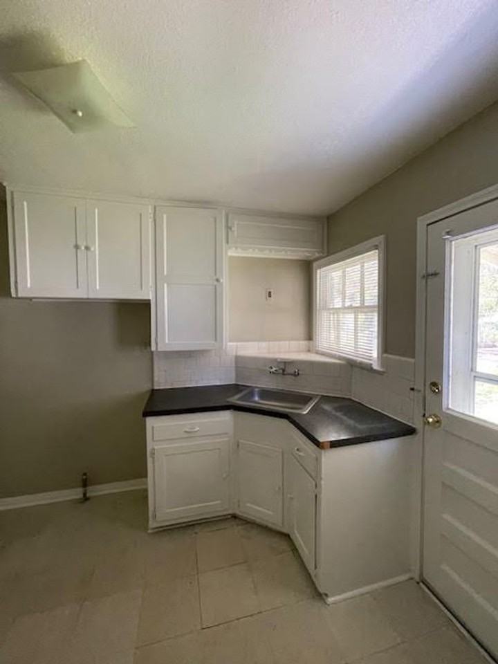 2725 Windsor Ave - Photo 2 of 11