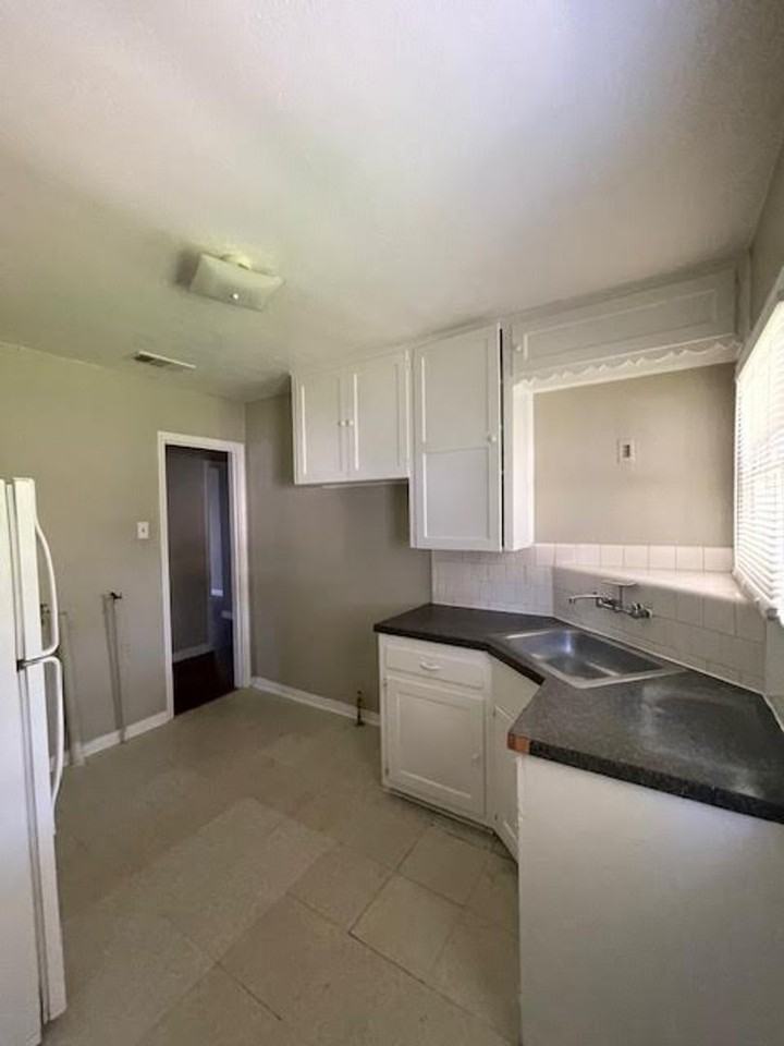 2725 Windsor Ave - Photo 3 of 11