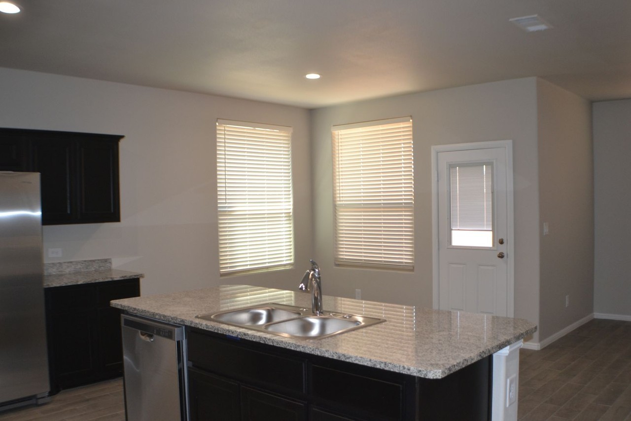 7541 Orion Rd - Photo 7 of 32