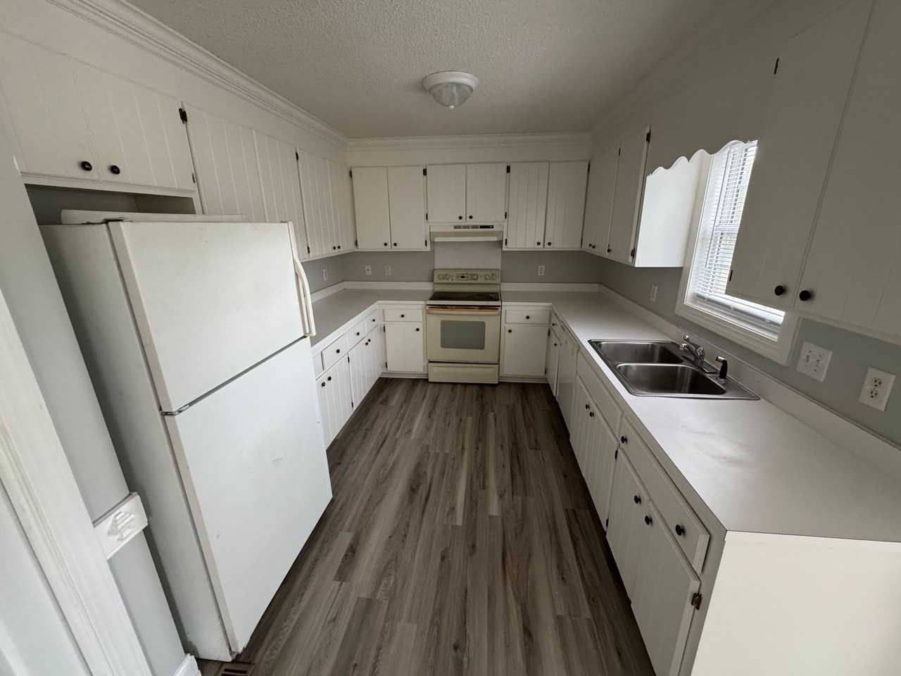 1000 Sandberg Ln - Photo 3 of 14