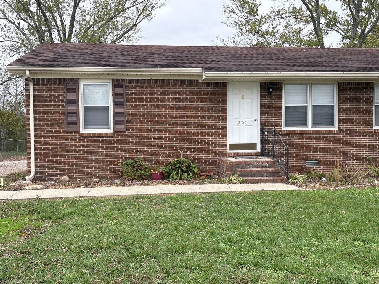 207 Couch St - Photo 2 of 13