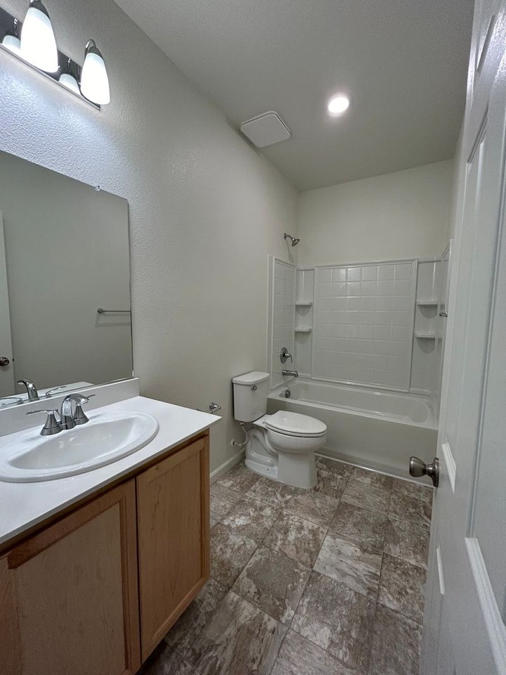 672 Dorset Dr - Photo 6 of 23