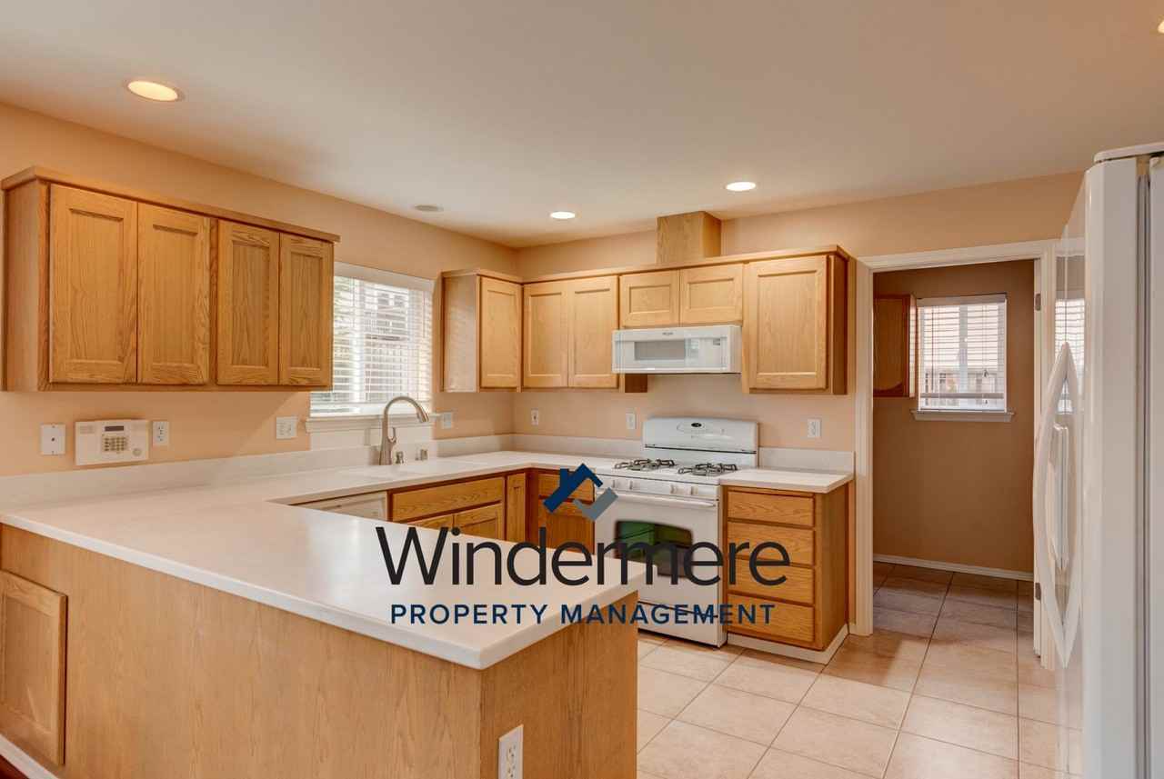 1531 Nw Camellia Loop - Photo 2 of 25