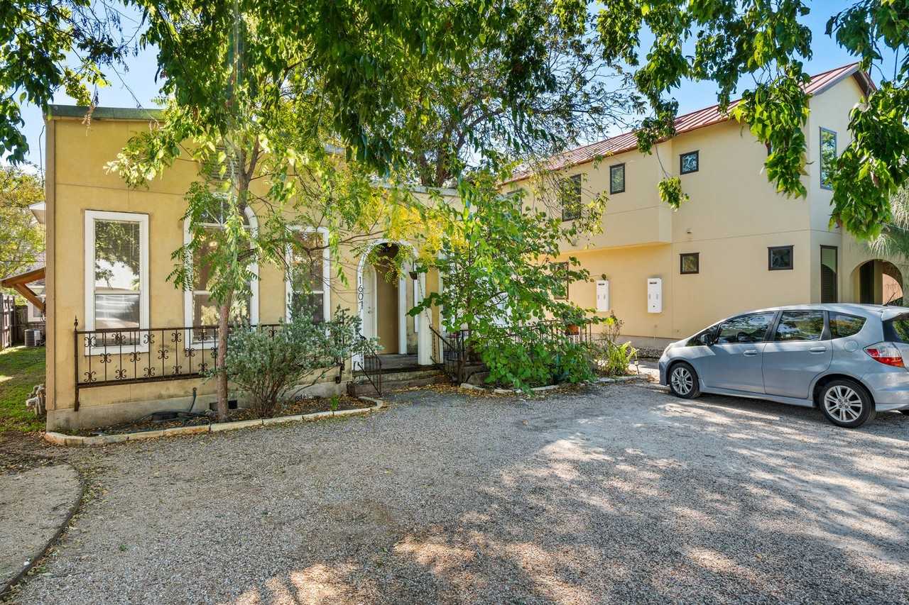 1607 Palma Plz - Photo 4 of 36