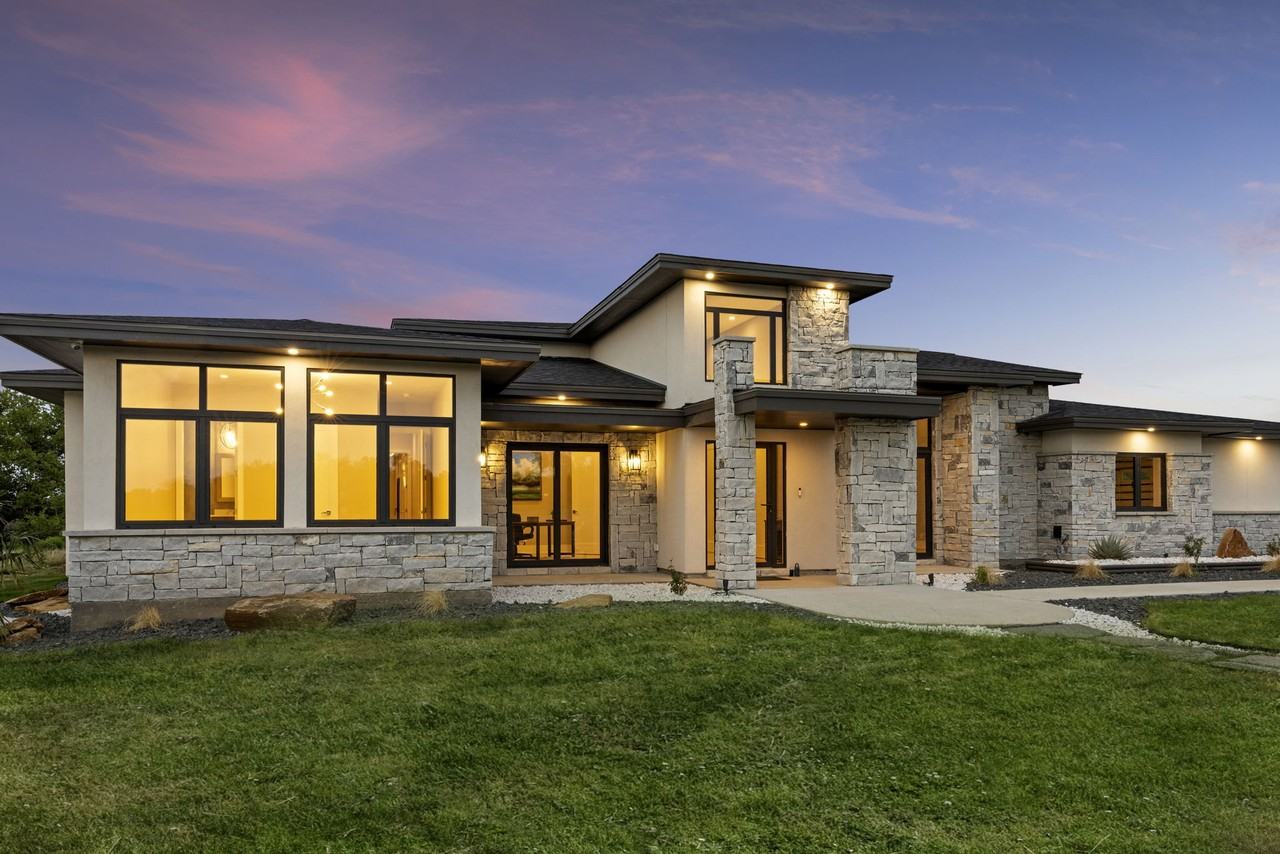 583 Comanche - Photo 2 of 30