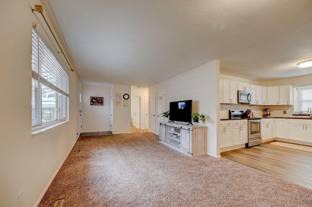 1216 Burnham St - Photo 2 of 26