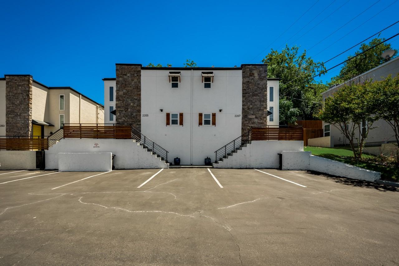 2205 Park Hill Dr - Photo 2 of 17