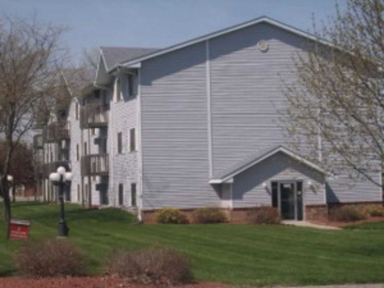 Country Court Apartments - Photo 3 of 49